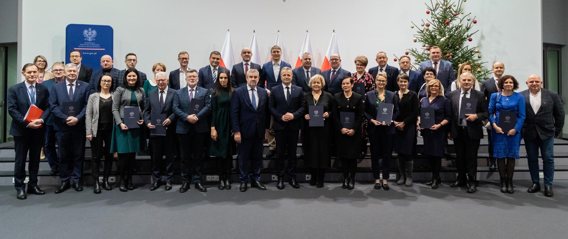 Wiele osób pozujących do zdjęcia 