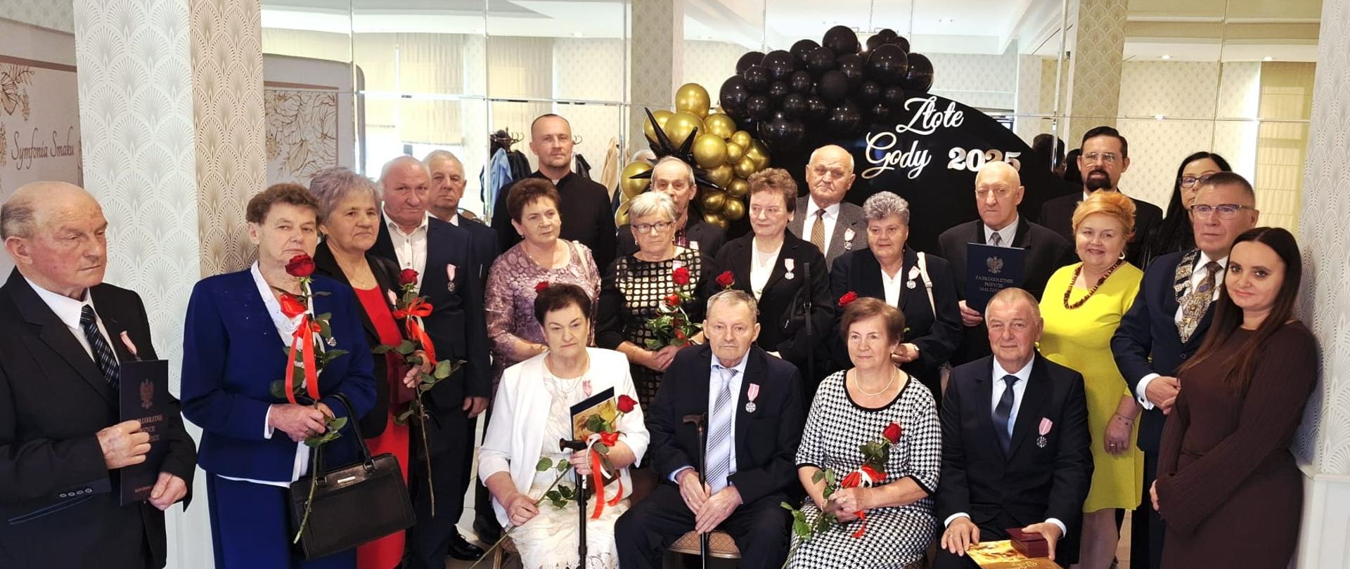 Na zdjęciu widać kobiety i mężczyzn