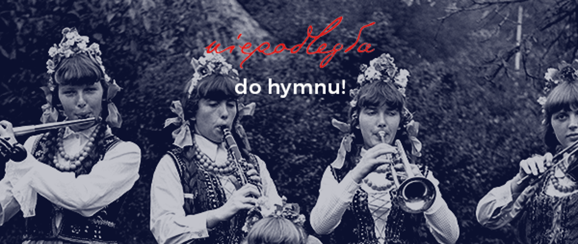 Na zdjęciu widać pięć dziewczynek w ludowych strojach, grające na instrumentach. Zdjęcie jest czarno - białe. Na dole znajduje się biały napis na żółtym tle.