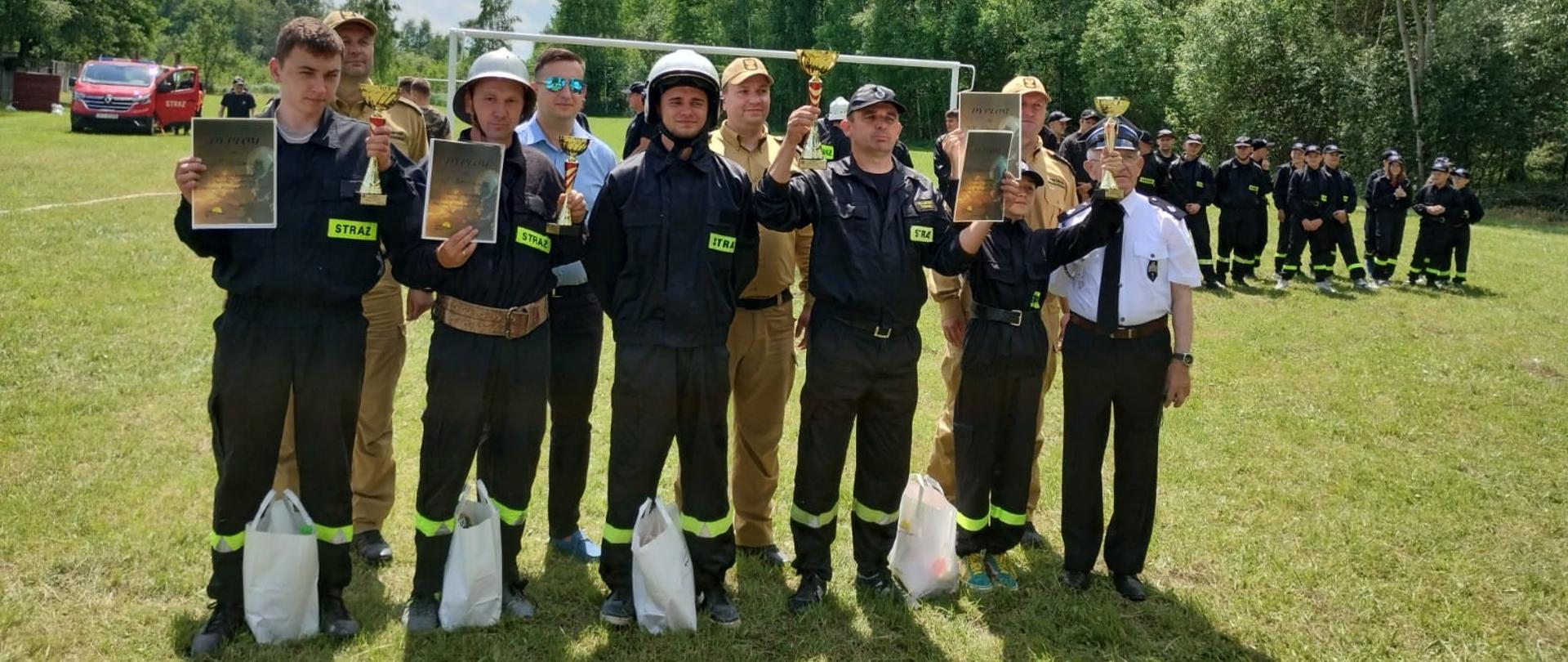 Dowódcy startujących drużyn z pucharami i nagrodami wraz z Wójtem Gminy Kije oraz strażakami KP PSP w Pińczowie. 