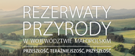 Zdjęcie okładki książki pt.: Rezerwaty przyrody w województwie małopolskim. Przeszłość, terażniejszość, przyszłość. Autorstwa: Łukasz Kajtoch, Łukasz Piechnik, Dorota Horabik, Bogusław Binkiewicz. Okładka przedstawie widok na wapienny ostanie porośnięty lasem usytuowany w zakolu górskiej rzeki.