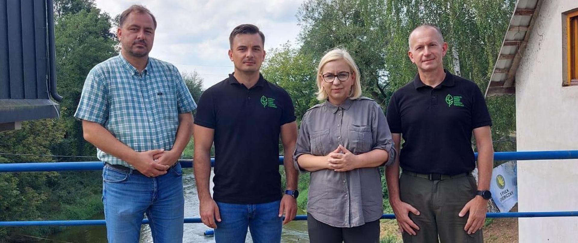 Cztery osoby na tle rzeki