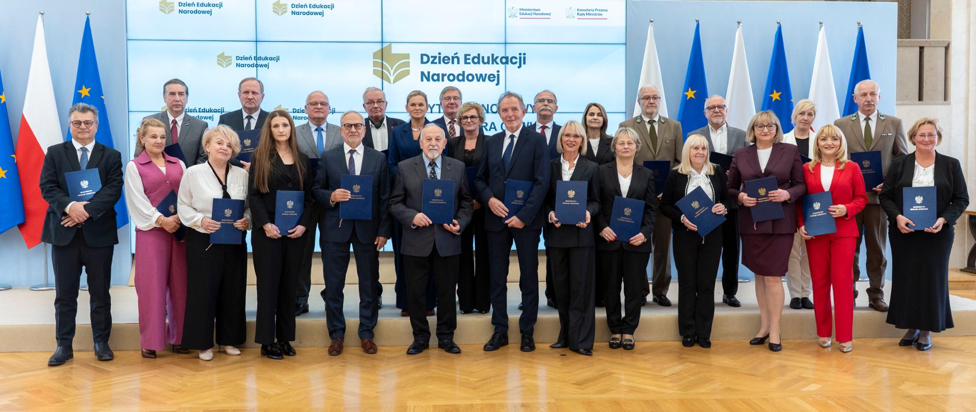 Dzień Edukacji Narodowej 2025 - ogólnopolskie obchody z udziałem Minister Edukacji Barbary Nowackiej - nagrodzeni tytułem Honorowy Profesor Oświaty