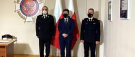 Zdjęcie przedstawia Michała Dworczyka, szefa Kancelarii Prezesa Rady Ministrów, nadbryg. Andrzeja Bartkowiaka, komendanta głównego PSP i dh. Waldemara Pawlaka prezesa ZG ZOSP RP