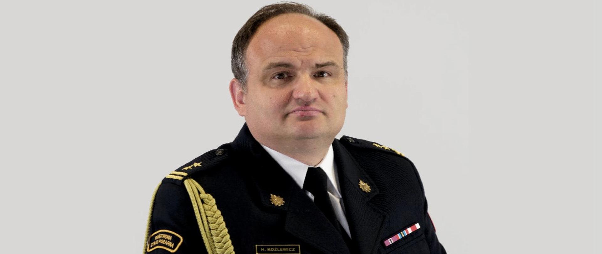 bryg. Henryk Koźlewicz w mundurze galowym ze sznurem na białym tle.