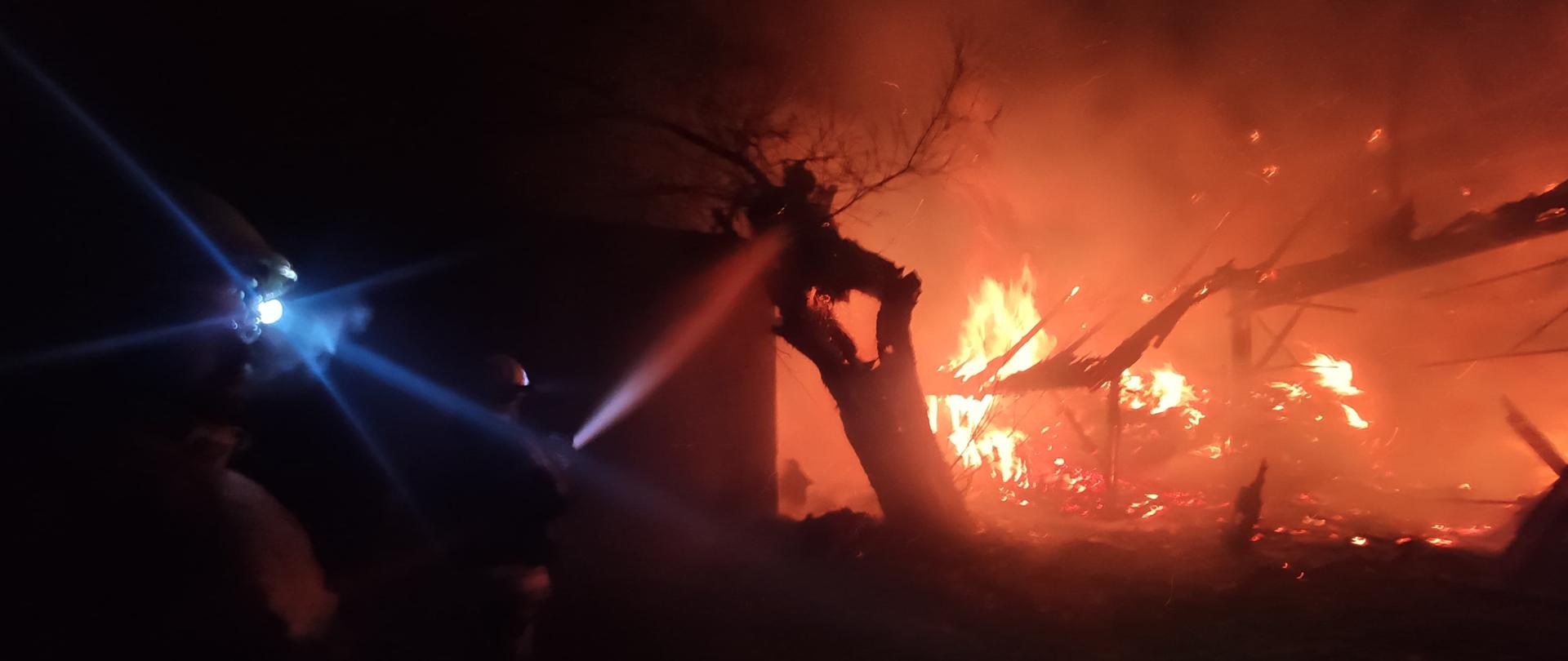 Pożar stodoły, pali się konstrukcja, strażacy gasza pożar.