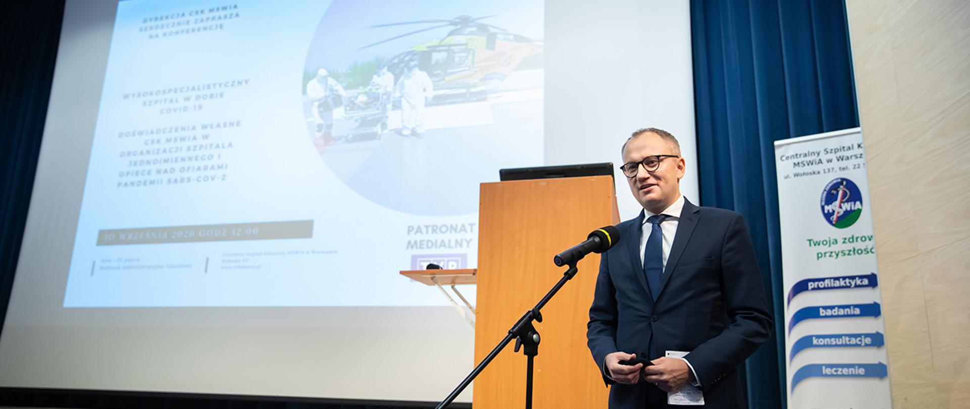 Na zdjęciu: minister Błażej Poboży wygłasza przemówienie podczas spotkania 