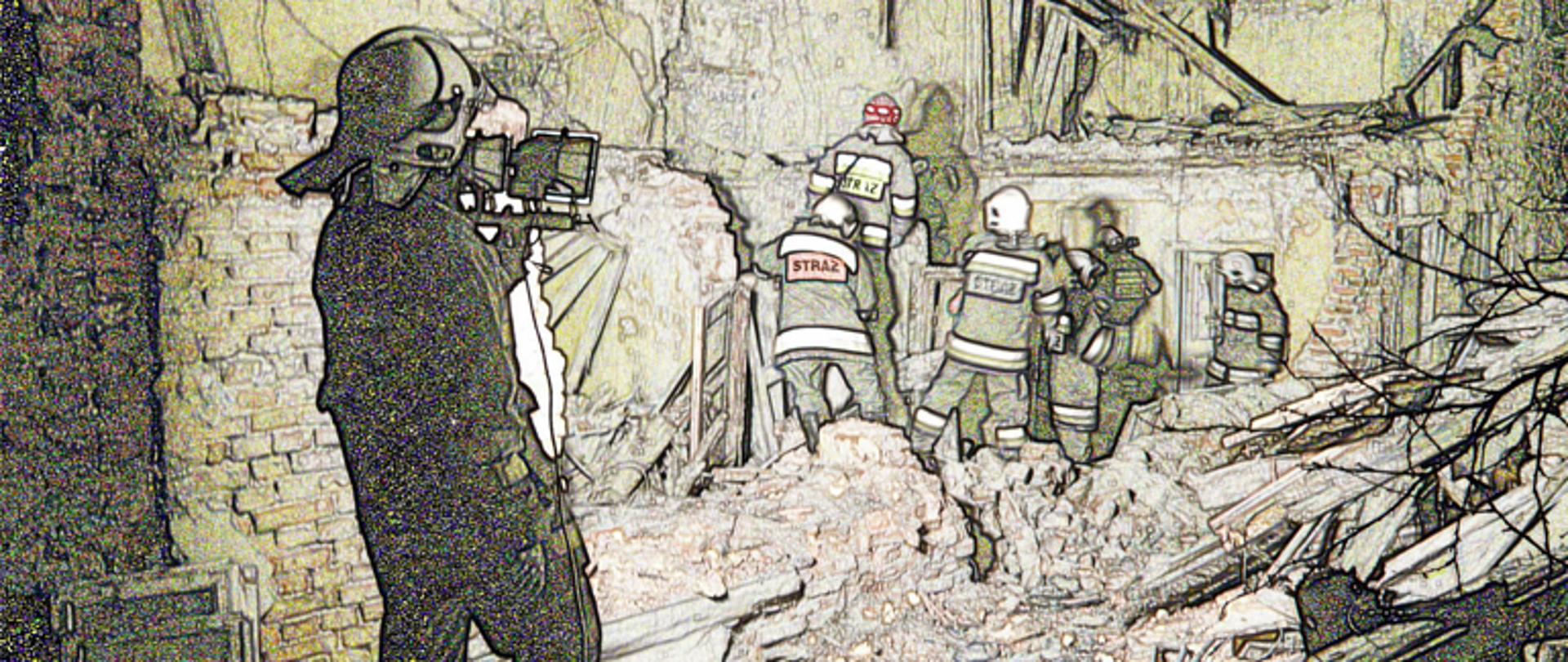 Zdjęcie przedstawia działania ratownicze jednostek PSP podczas poszukiwania osób zaginionych w katastrofie budowlanej. Na pierwszy planie strażak oświetla teren działań lampą przenośną, na drugim planie sześciu ratowników przeszukuje gruzowisko zawalonego budynku. Wszyscy są ubrani w ubrania typu Moratex z odblaskami na spodniach oraz na plecach, na kurtce widniej napis STRAŻ, na głowie maja hełm ochronny. N miejscu działań pełno gruzu oraz stolarki budowlanej. Działania podczas zmierzchu.