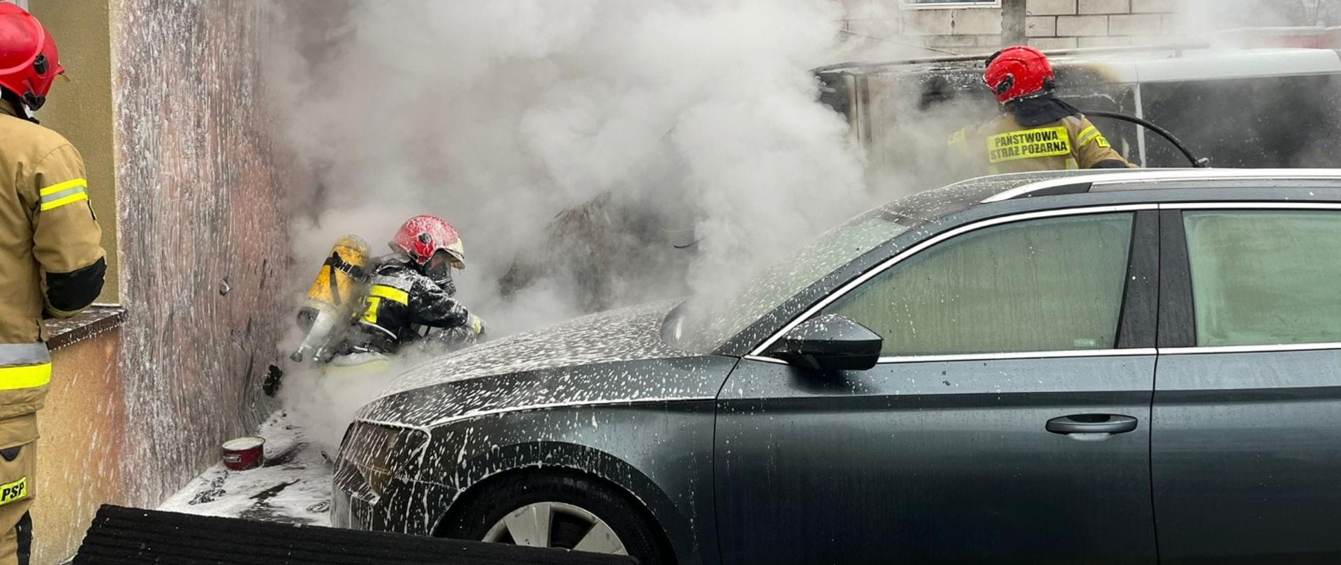 Pożar dwóch samochodów osobowych
