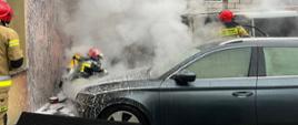 Pożar dwóch samochodów osobowych