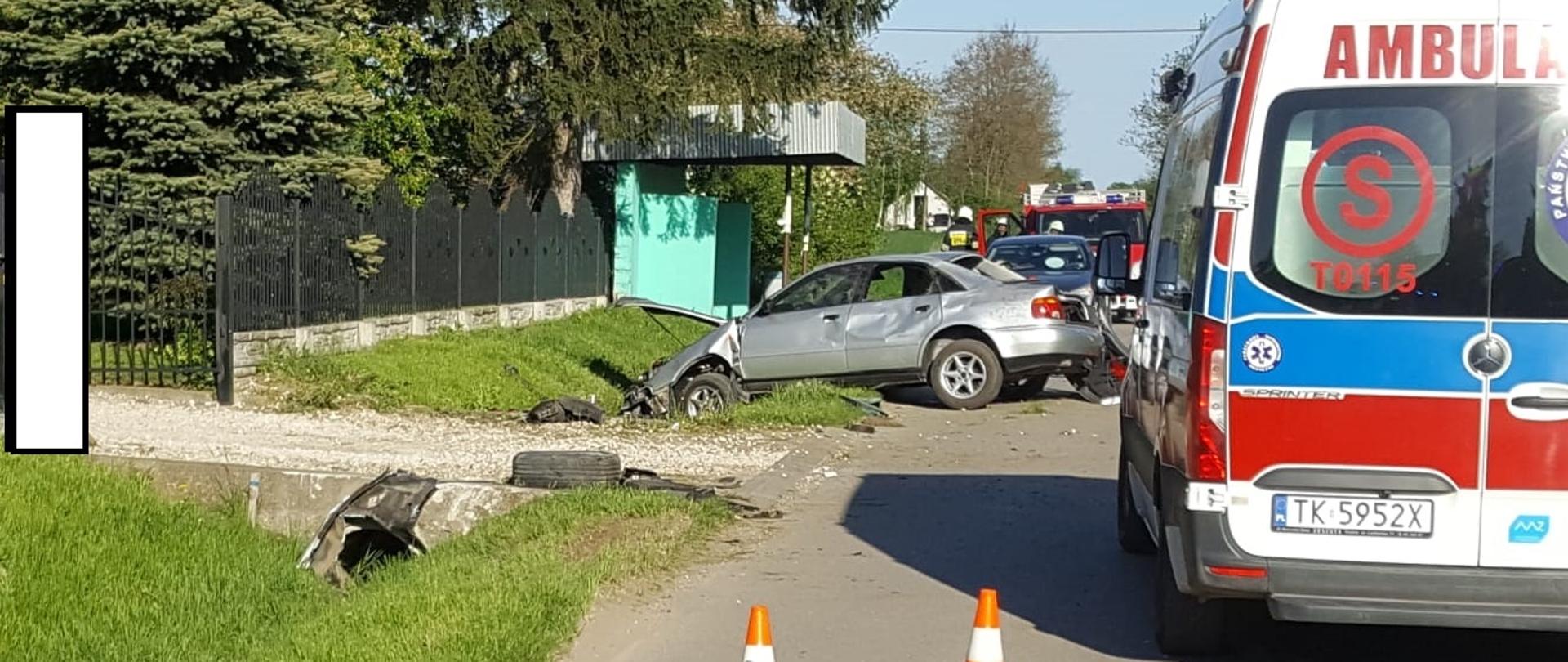 Zdjęcie przedstawia wrak pojazdu oraz służby ratownicze