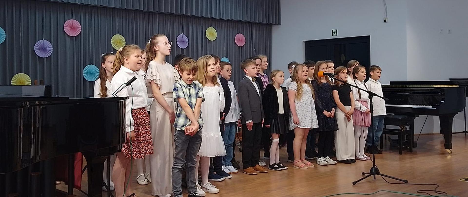 Uczniowie występują na scenie Szkoły Muzycznej