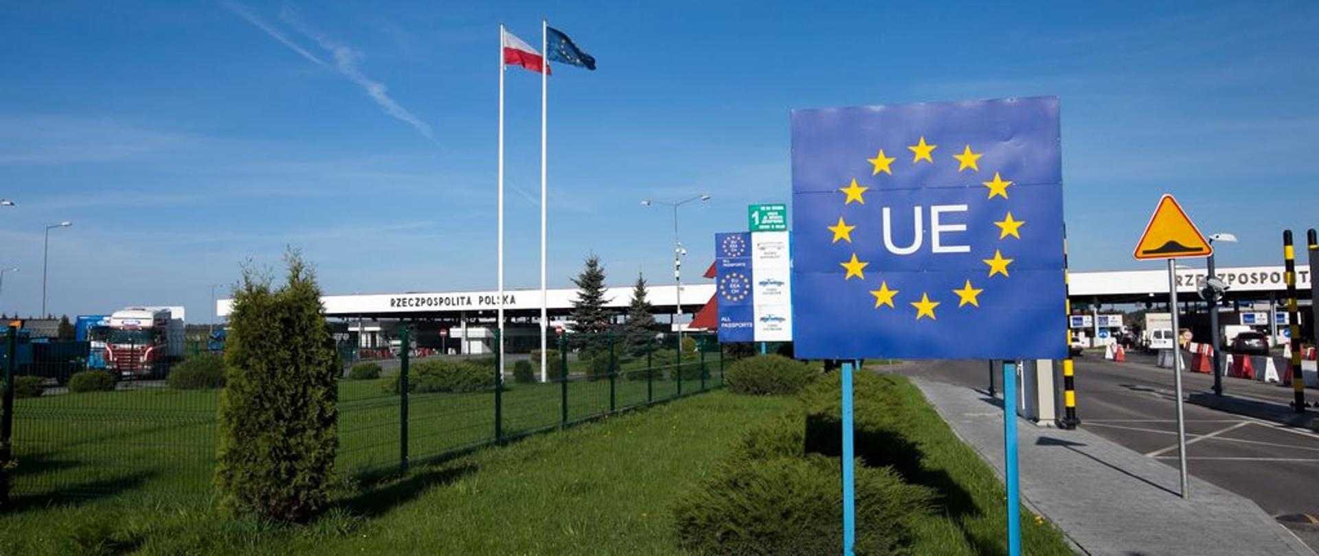 Przejście graniczne, tablica z symbolem UE, flagi Rzeczypospolitej Polskiej i Unii Europejskiej