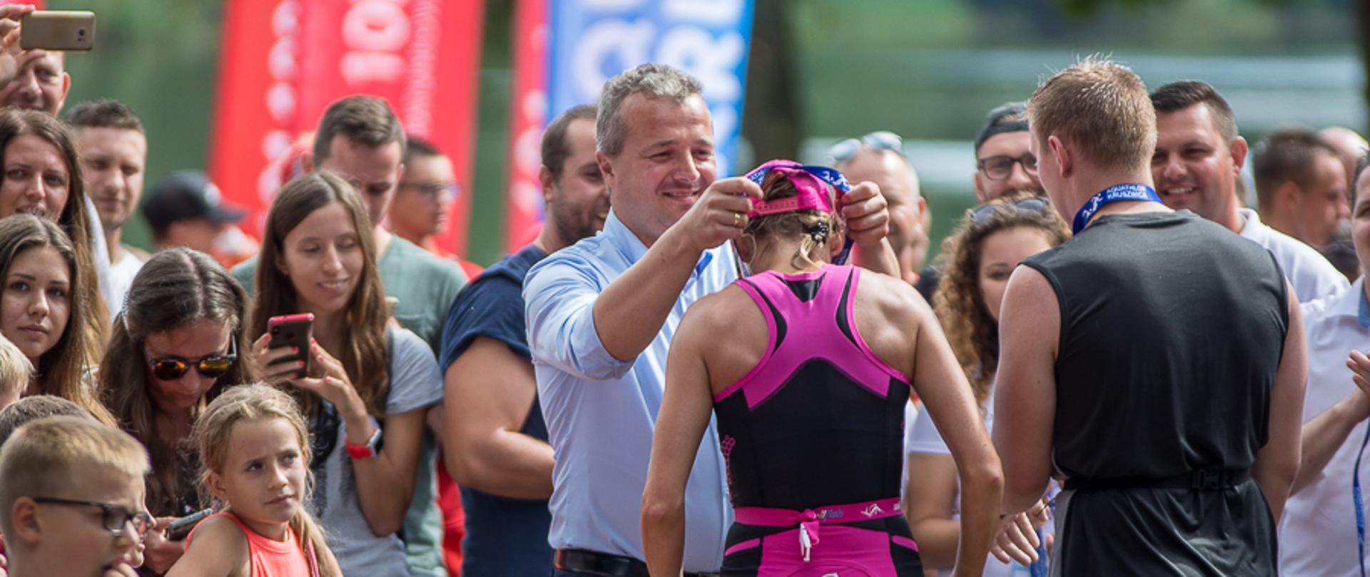Wojewoda Mikołaj Bogdanowicz wręcza medale podczas Aquathlonu w Mogilnie