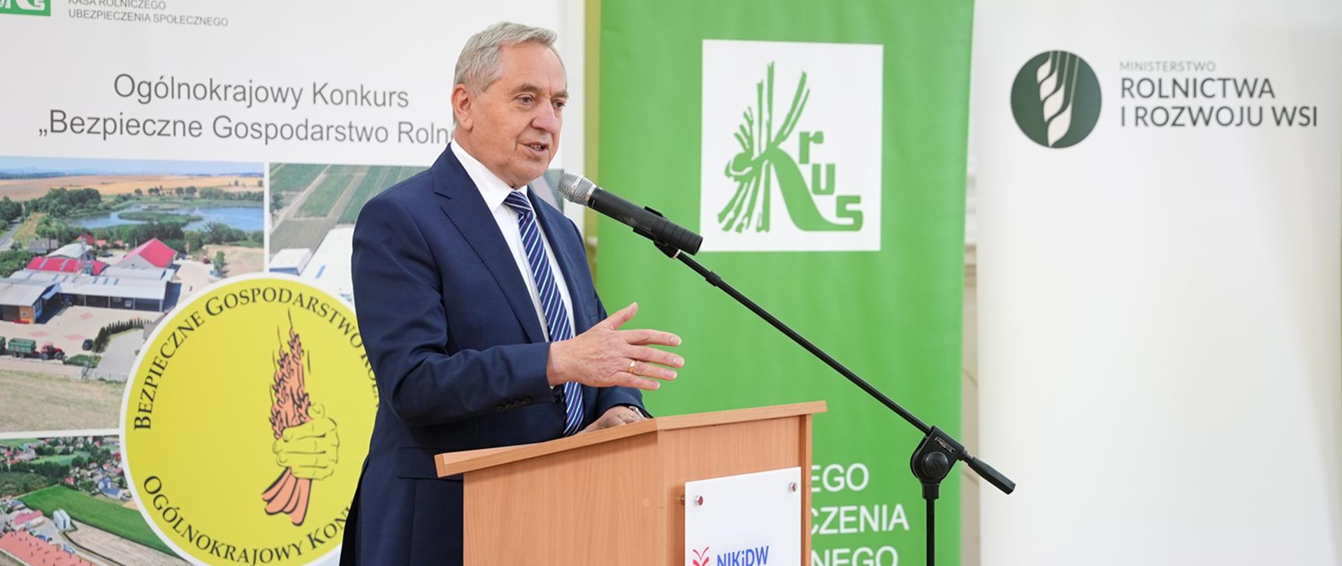 wicepremier Henryk Kowalczyk przemawiający do mikrofonu, stojąc przy mównicy