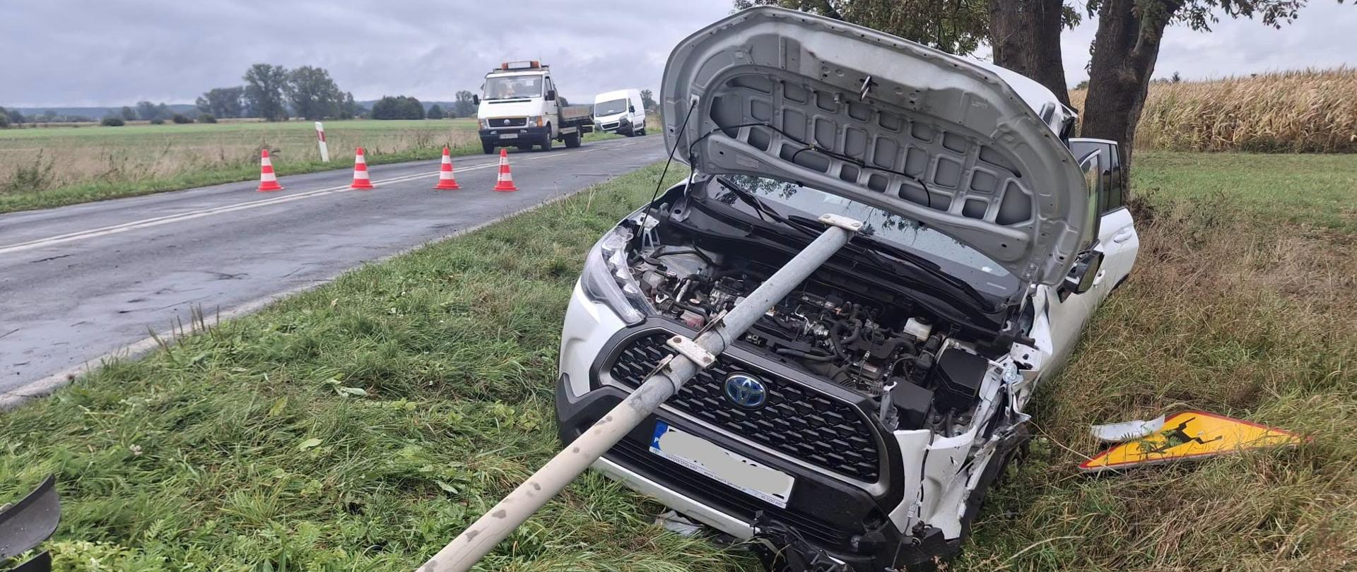 Pojazd marki Toyota w rowie z otwartą maską