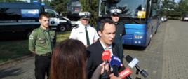 - Sprawny technicznie autokar i odpowiednio przygotowany, wypoczęty kierowca to klucz do bezpiecznej podróży – mówił w trakcie briefingu prasowego Patryk Fajdek, Wicewojewoda Mazowiecki.