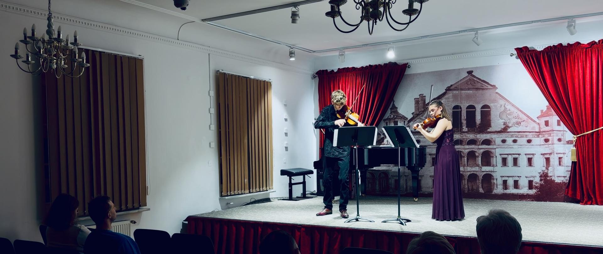 Julia Kalicka i Aleksander Żyła grają na scenie