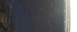 Nadmiernie zużyty bieżnik opon ukraińskiej naczepy ciężarowej.