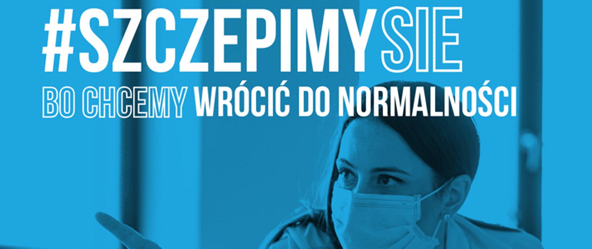 Na zdjęciu młoda kobieta w maseczce przekonuje do konieczności szczepień ochronnych