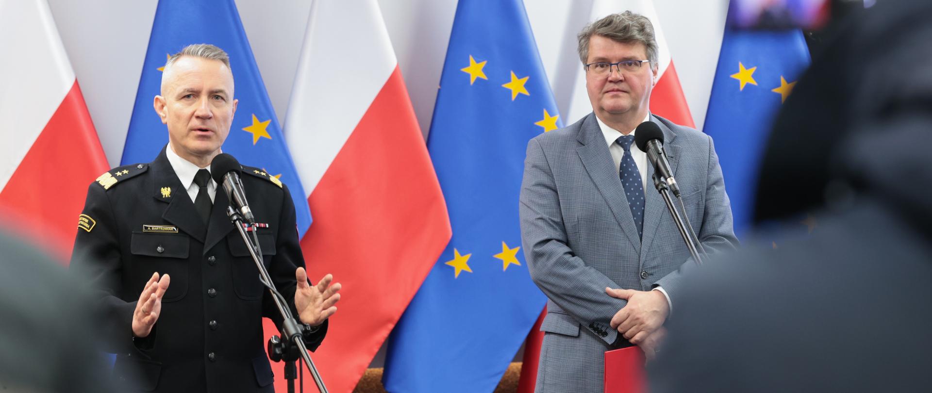 Zdjęcie przedstawia wiceministra Macieja Wąsika wraz z gen. brygadierem Andrzejem Bartkowiakiem podczas konferencji prasowej.