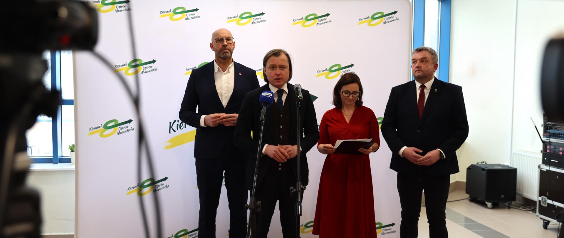 Na zdjęciu widać kobietę i mężczyzn