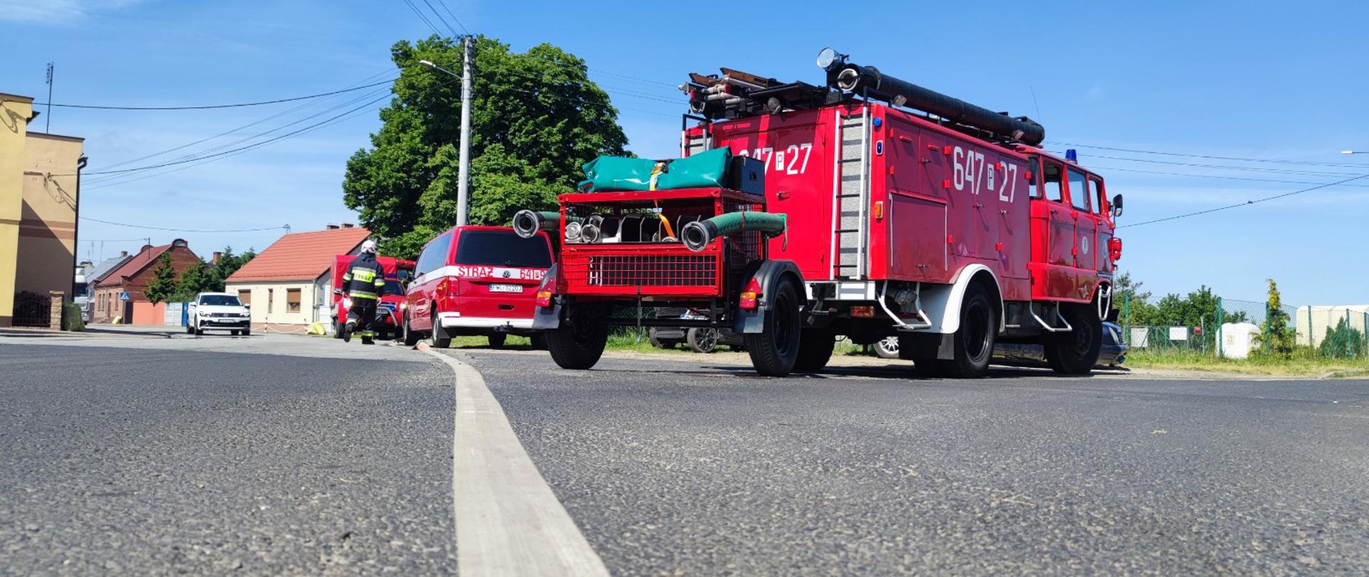 Droga, węże, samochody pożarnicze