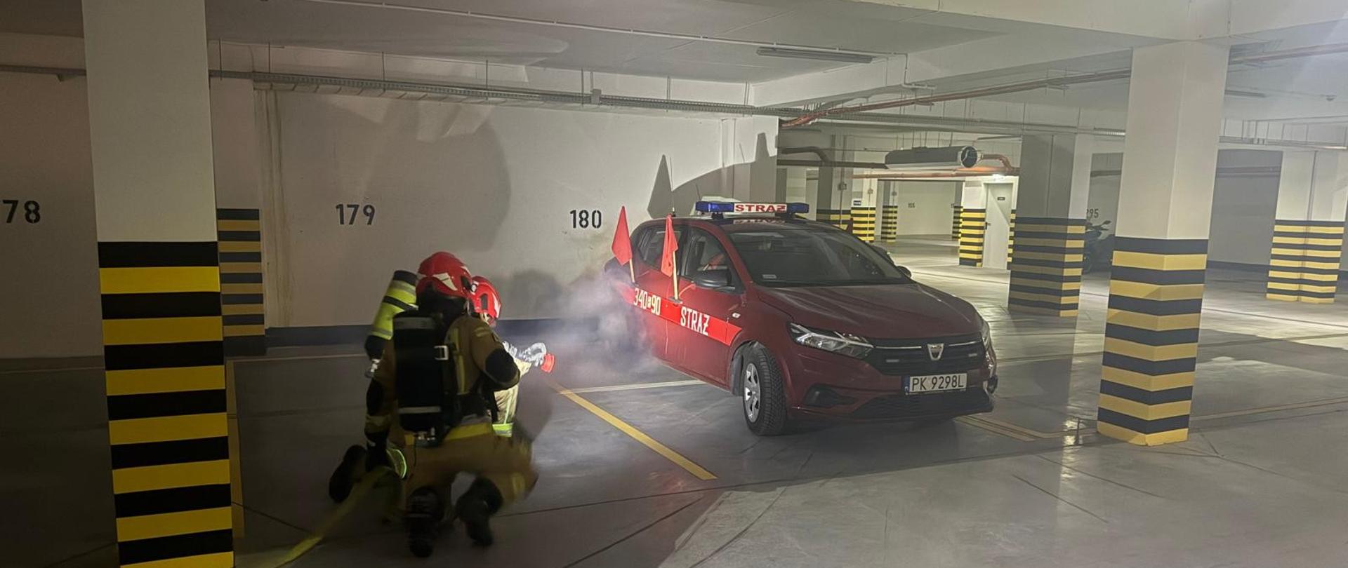 Ćwiczenia dotyczące pożaru auta elektrycznego w garażu podziemnym