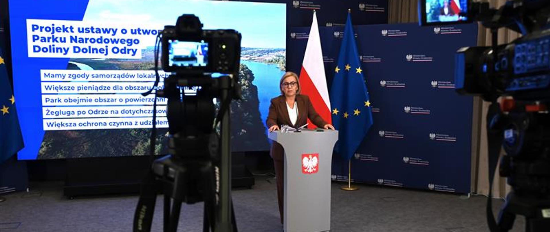Konferencja ministry klimatu i środowiska dot przyjęcia przez Radę Ministrów dwóch projektów ustaw. 