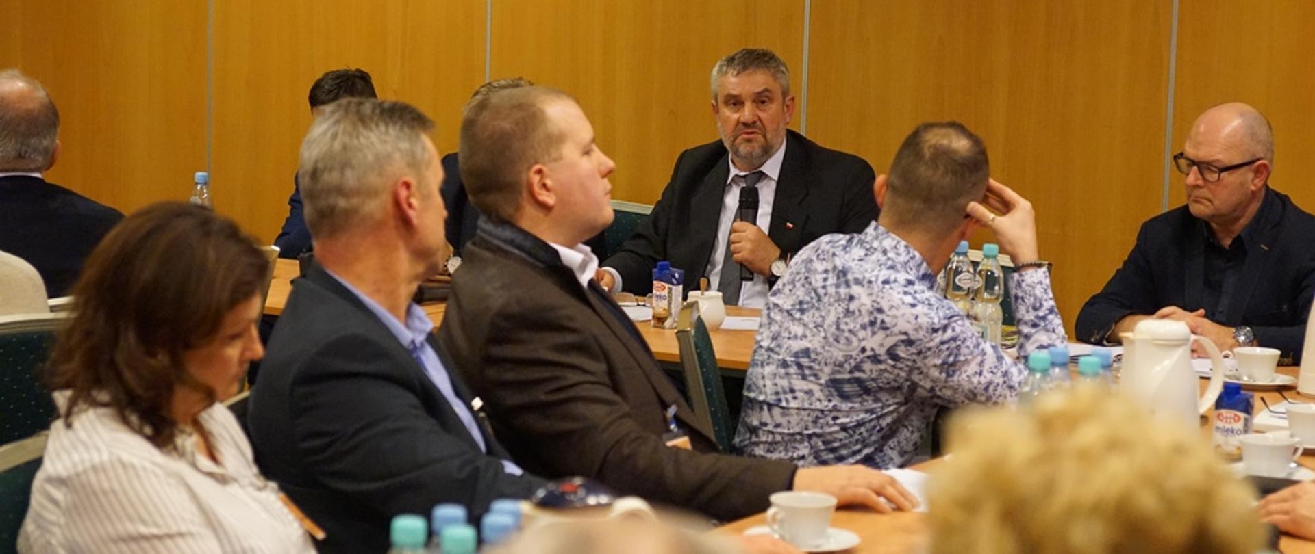 Minister J. K. Ardanowski podczas dyskusji z rolnikami