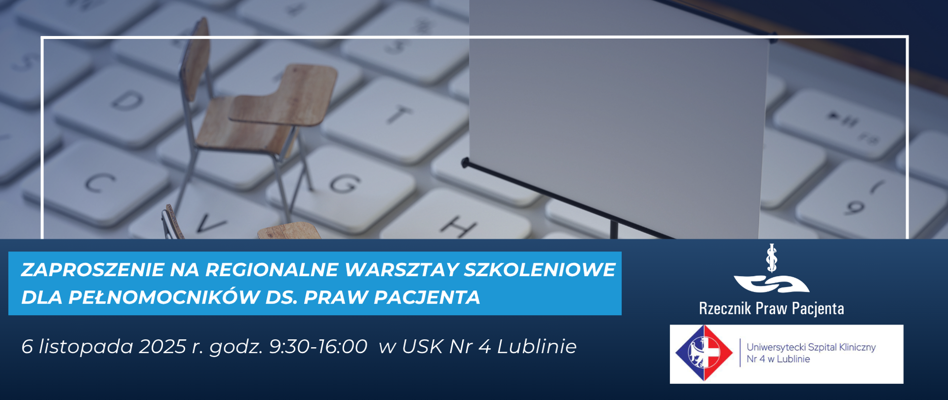 Grafika przedstawia klawiaturę, na niej stoi małe krzesełko z drewna i metalu oraz biała tablica typu flipchart na czarnej stopce. Pod spodem biały napis na granatowym tle zaproszenie na regionalne warsztaty szkoleniowe dla pełnomocników ds. praw pacjenta 6 listopada 2025 USK nr 4 w Lublinie. Po prawej stronie granatowego paska, w prawym dolnym rogu grafiki logo Rzecznik Praw Pacjenta i Uniwersytecki Szpital Kliniczny nr 4 w Lublinie