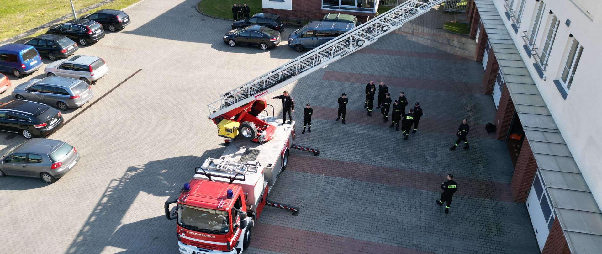 Drabina pożarnicza rozłożona na placu JRG w czasie szkolenia