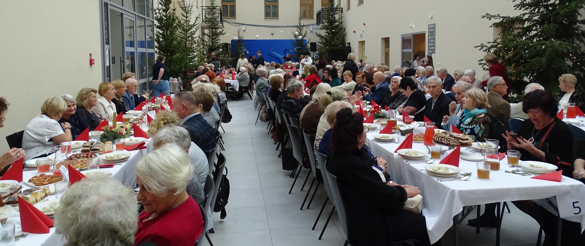 Na zdjęciu widać kobiety i mężczyzn