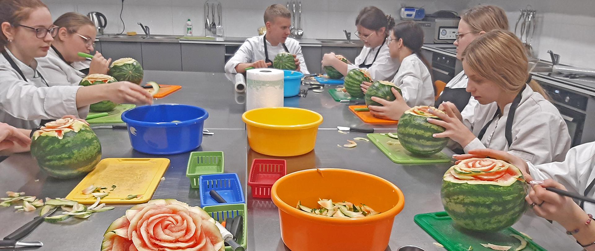 Uczniowie ZSKCR podczas kursu wykonują dekoracje w arbuzach 2