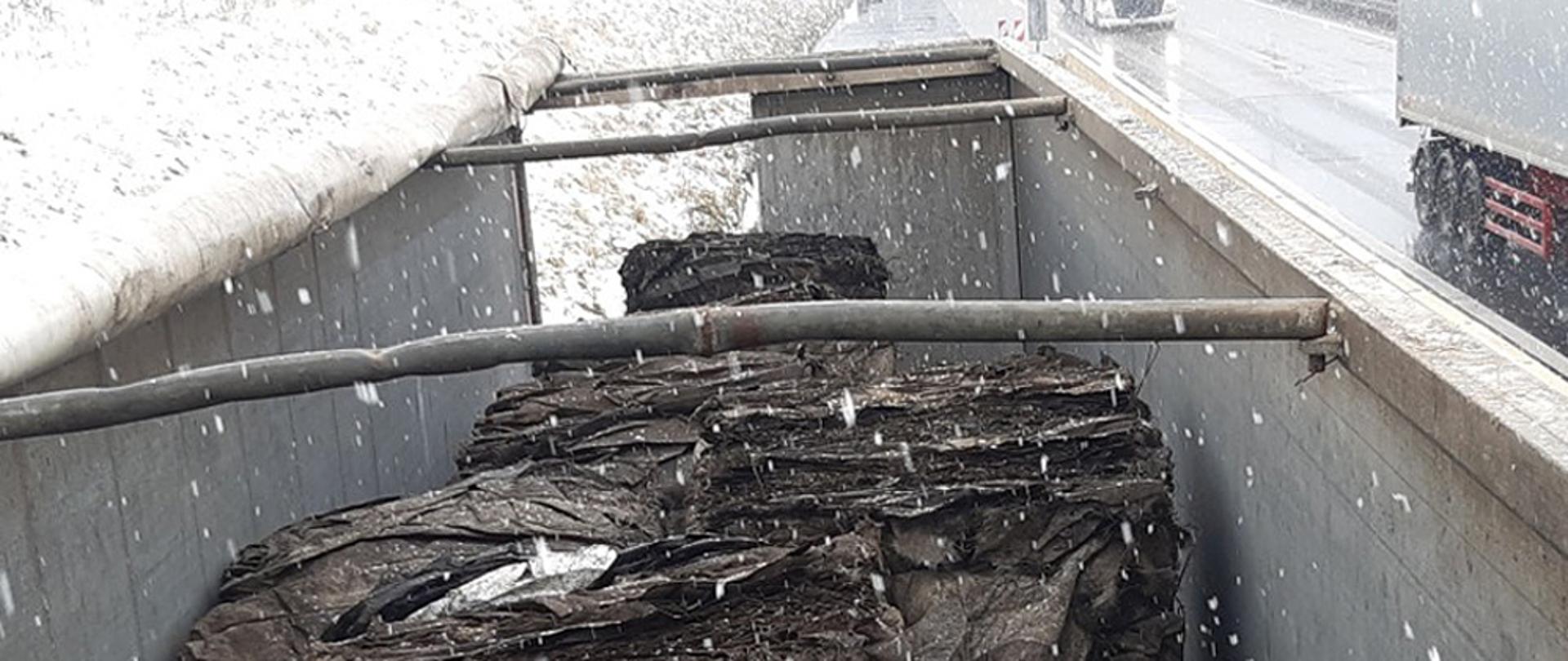 Naczepa z nielegalnymi odpadami - widok z góry.