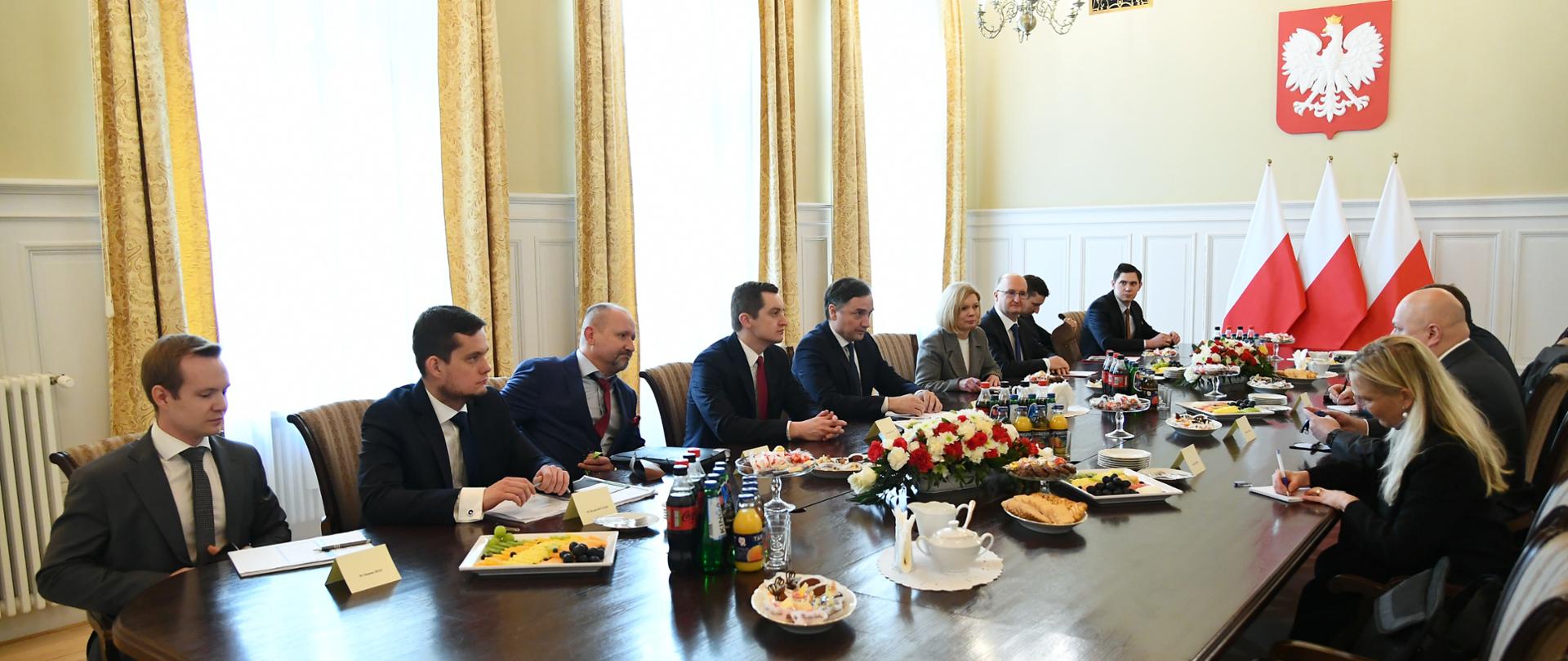 Spotkanie Ministra Sprawiedliwości Prokuratora Generalnego Zbigniewa Ziobro i Karima Khana Prokuratora Międzynarodowego Trybunału Karnego w Hadze. Spotkanie odbyło się w Ministerstwie Sprawiedliwości w Warszawie.