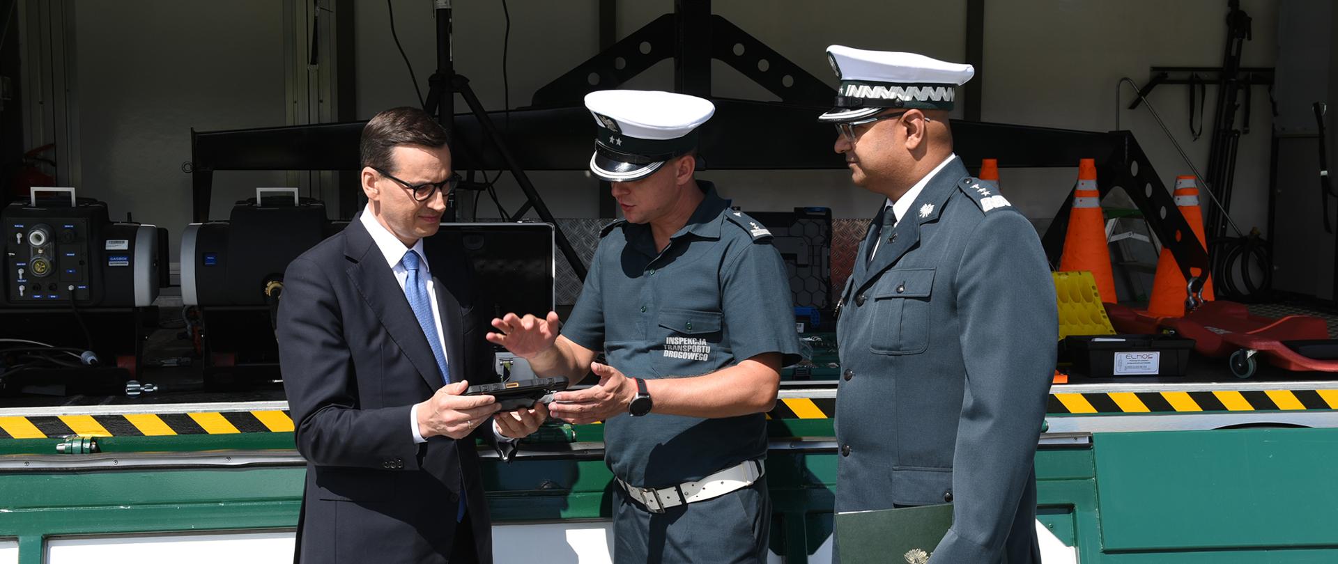 Premier Mateusz Morawiecki zapoznał się z możliwościami najnowocześniejszego sprzętu kontrolnego Inspekcji Transportu Drogowego,. Inspektor ITD prezentuje Szefowi polskiego rządu, jak w pełni zautomatyzowane są Mobilne Jednostki Diagnostyczne.
