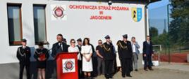 Zaproszeni na uroczystość goście na tle budynku OSP Jagodne