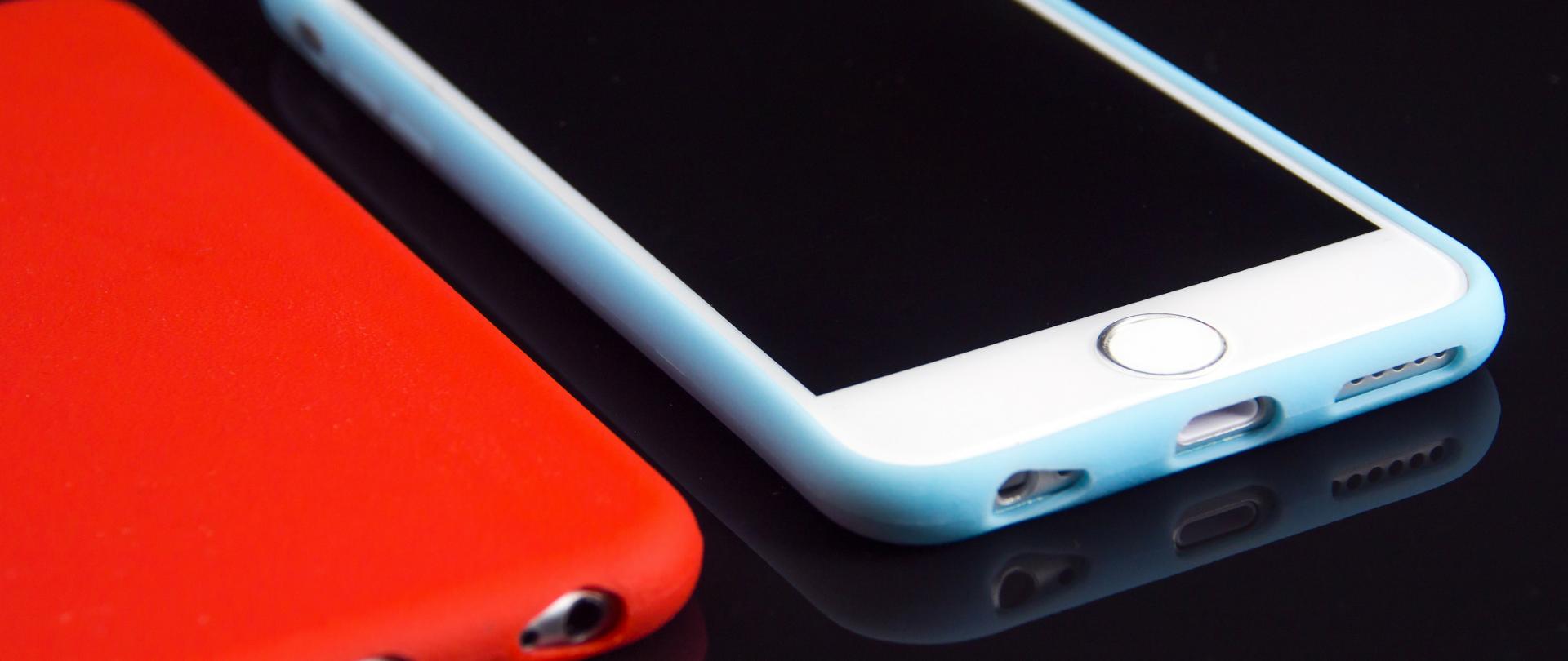 Dwa telefony leżące na stole