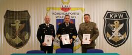 Zdjęcie przedstawia moment podpisania porozumienia w siedzibie Komendy Portu Wojennego w Świnoujściu