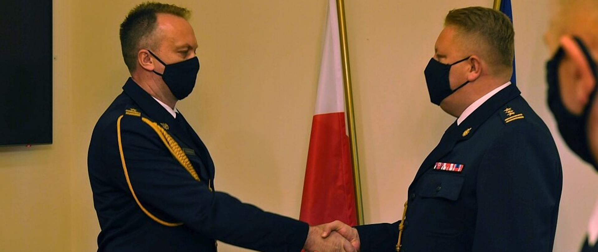 Na zdjęciu łódzkie komendant wojewódzki PSP gratuluje awansu zastępcy komendanta miejskiego PSP w Skierniewicach