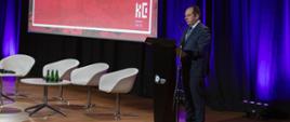 Wiceminister Andrzej Gut-Mostowy otworzył konferencję Miasta Historyczne 3.0. Na zdjęciu minister przemawia na scenie do mikrofonu.