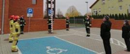 Strażacy z KP PSP Słupca w uroczystej warcie przed masztem z flagą Polski