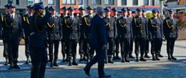 Wicewojewoda pomorski w asyście dowódcy uroczystości dokonuje przeglądu wododziałów Państwowej Straży Pożarnej.