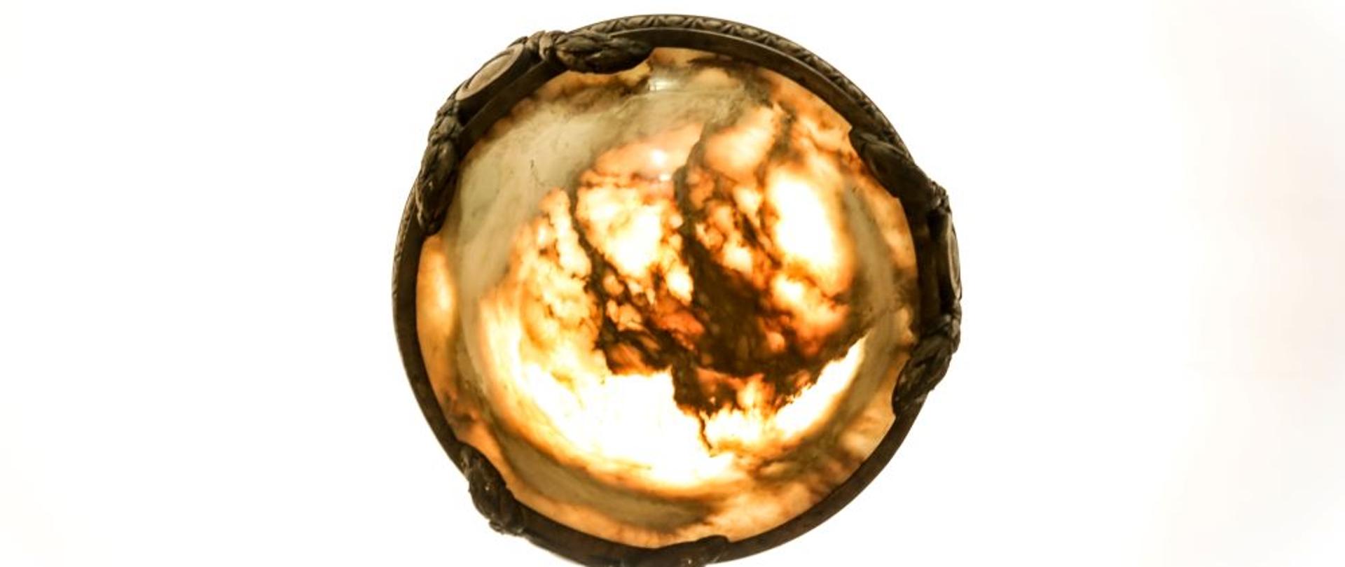 Salon oświetlają oryginalne lampy sufitowe, których klosze dają niezwykle delikatne, niemal tajemnicze światło. 