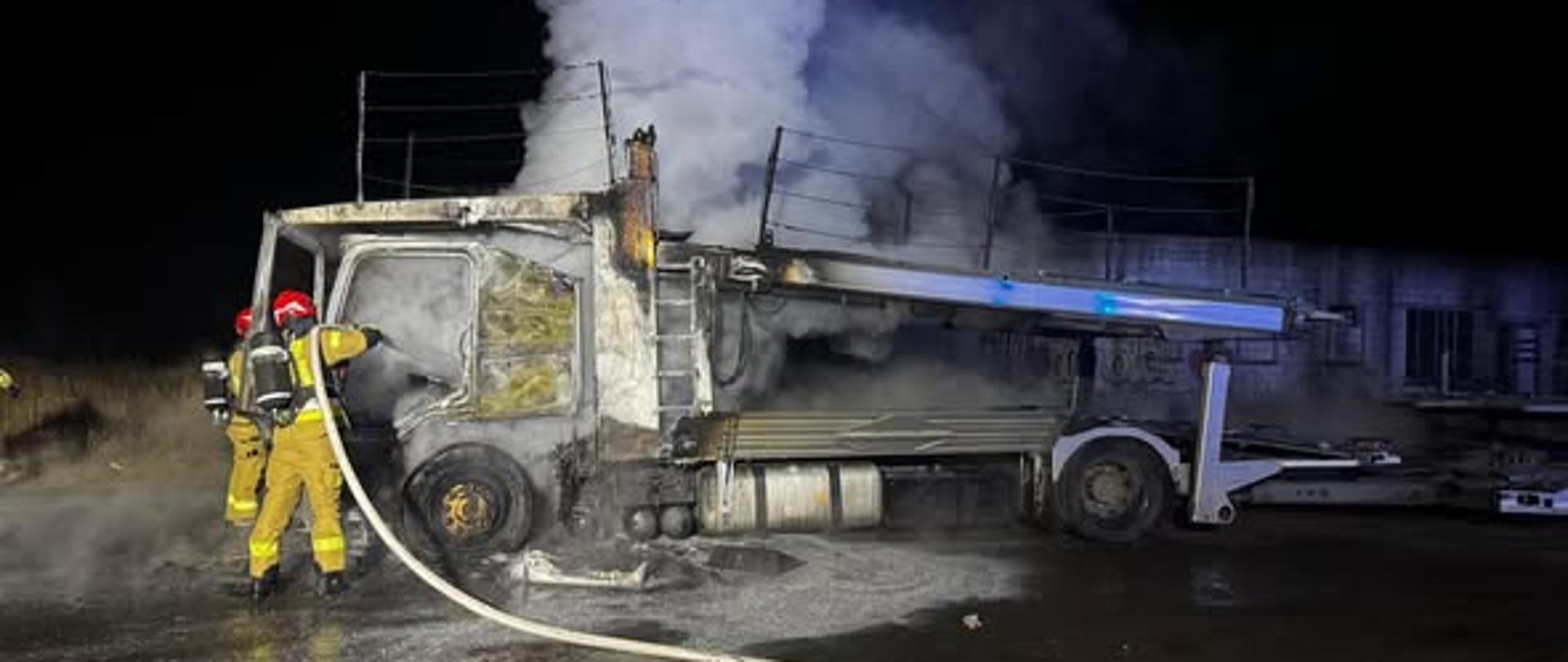 Strażacy gaszą płonącą ciężarówkę 