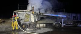 Strażacy gaszą płonącą ciężarówkę 