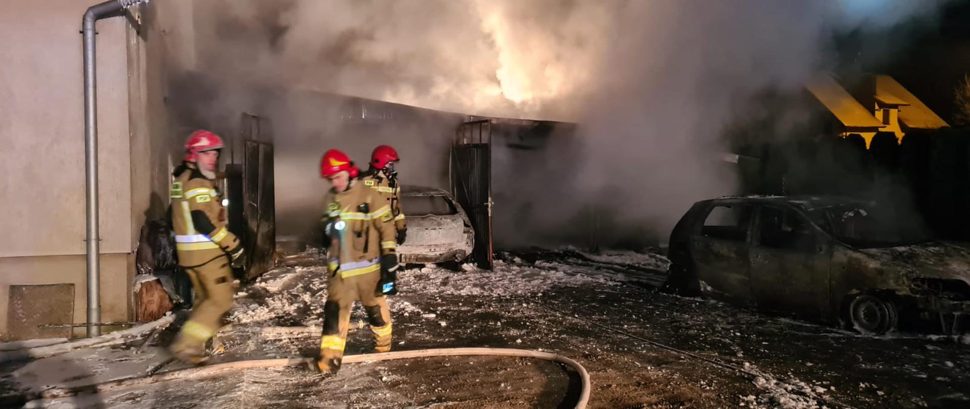 Strażacy gaszą pożar garaży