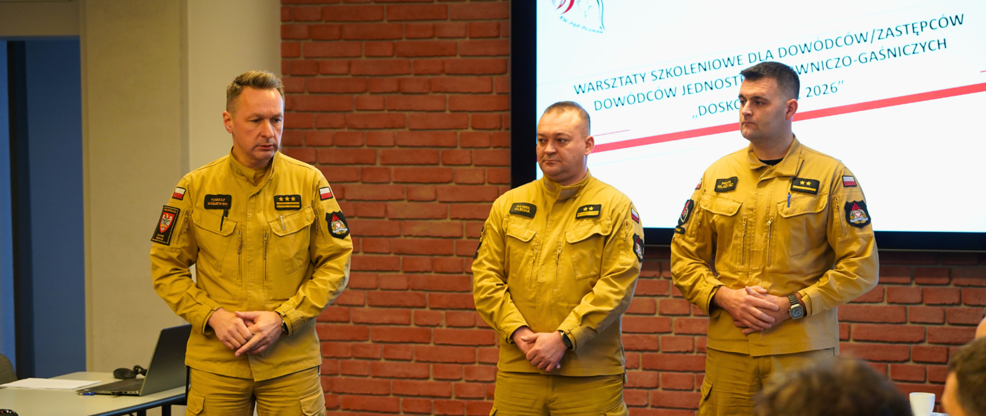 Pan Komendant i naczelnicy zabierają głos podczas rozpoczęcia warsztatów, w sali prezydialnej wielkopolskiej komendy.