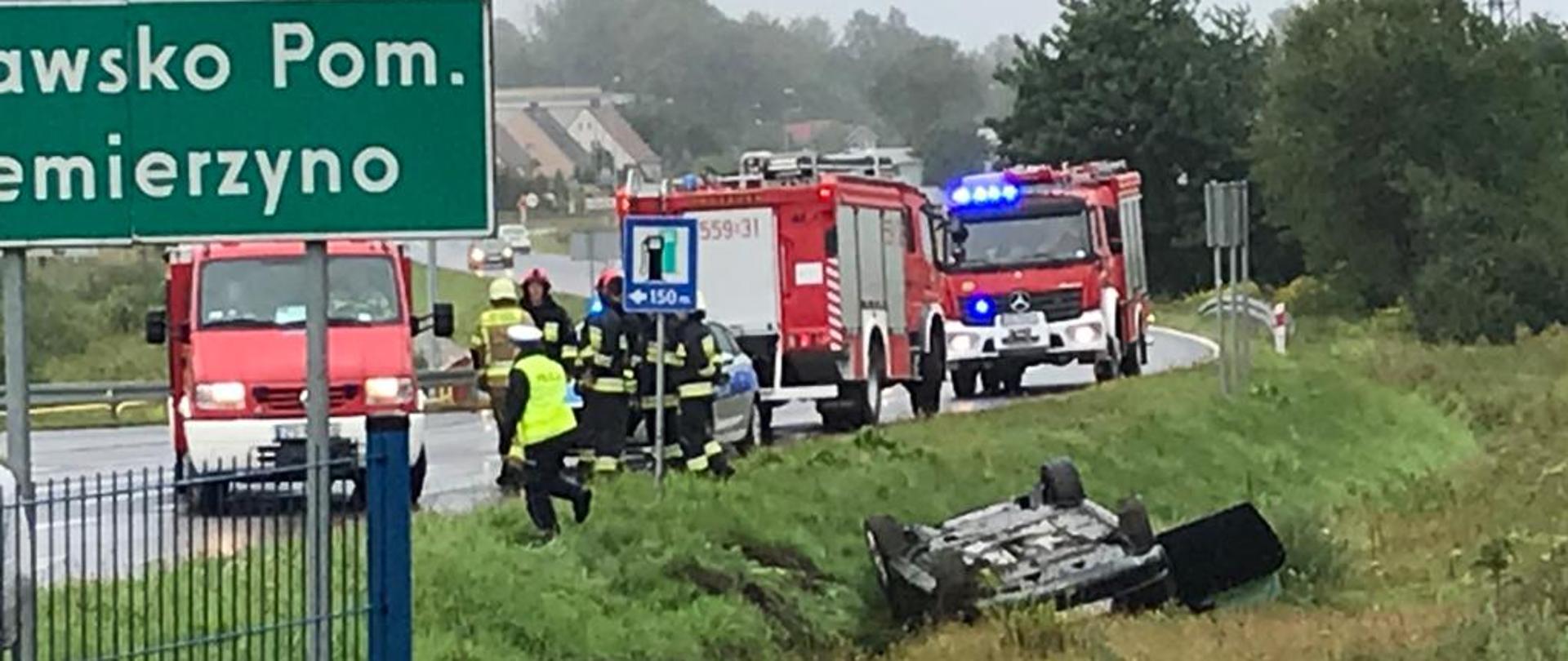 Zdjęcie z dachowania auta na ulicy Kołobrzeskiej